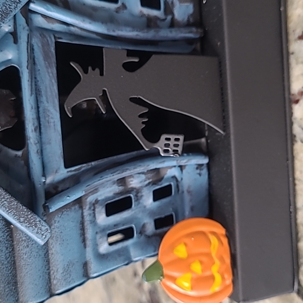 Scentsy Haunting Good Time Haunted House Wax Warmer with Ghost, Cat, Bat.. - Picture 3 of 6